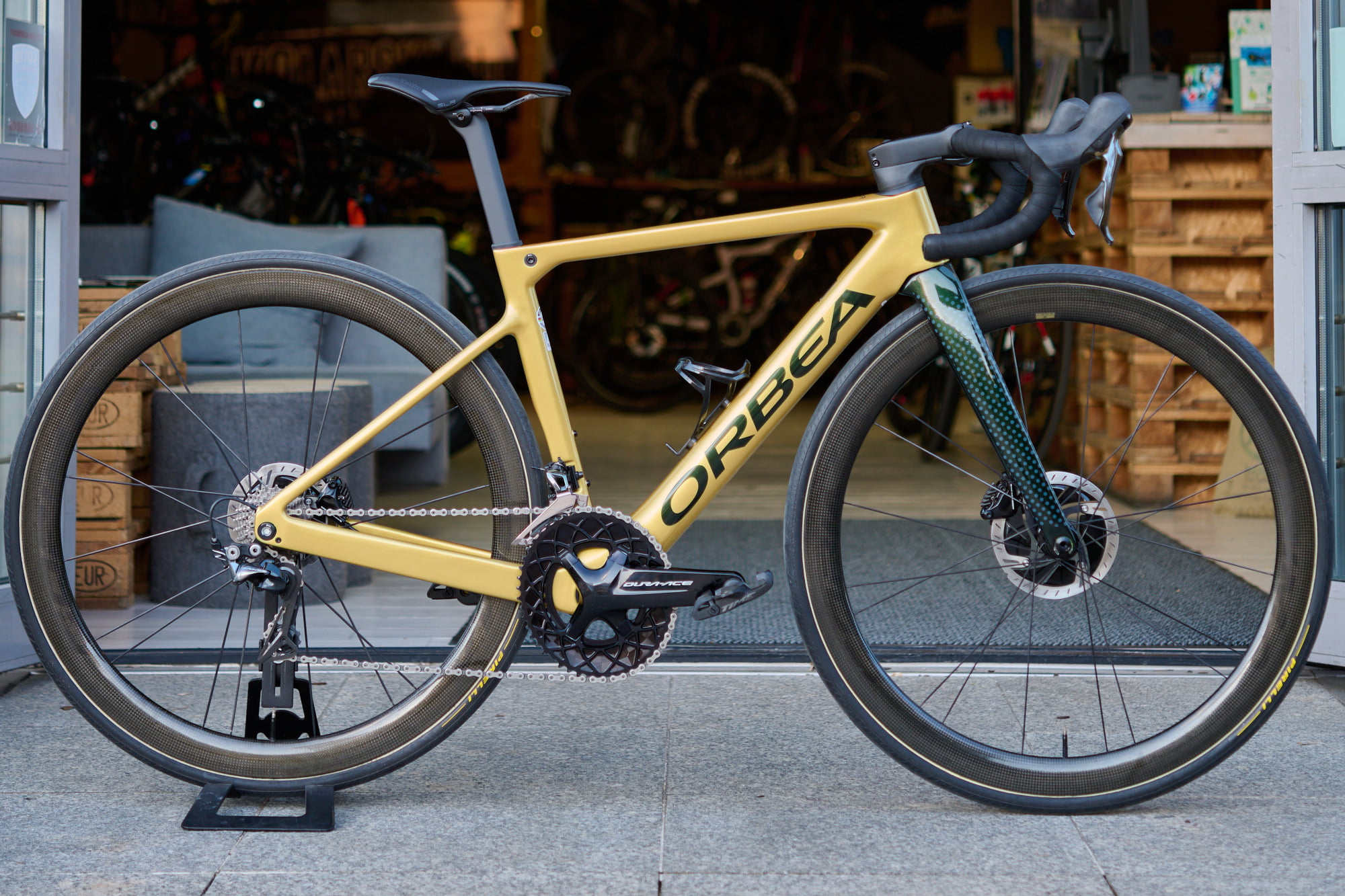Orbea_Orca_OMX_Golden_Rogue_Edition_01